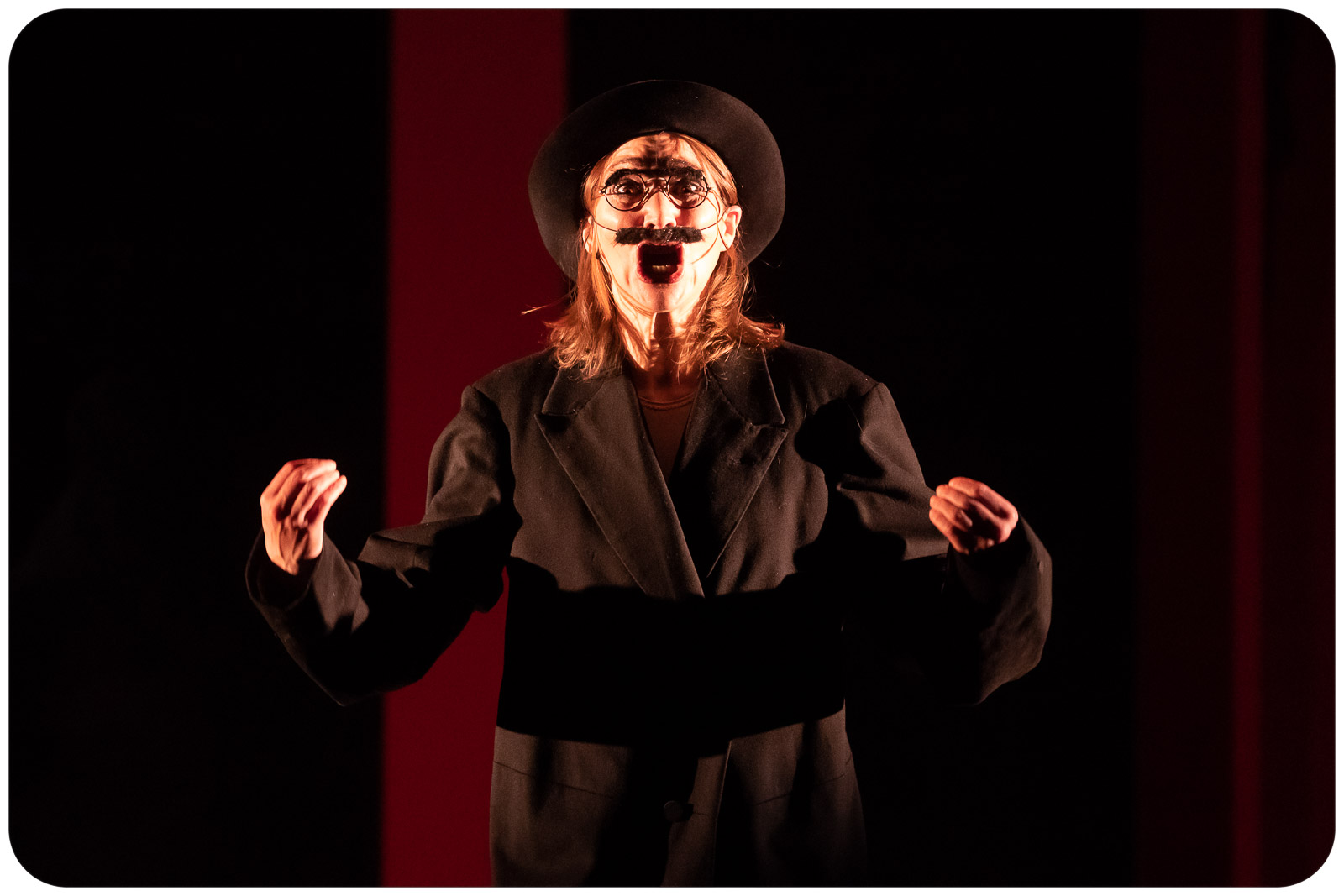 ET ME VOICI SOUDAIN ROI D'UN PAYS QUELCONQUE